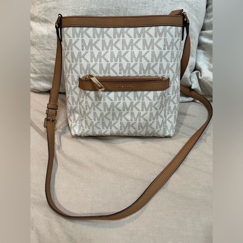 Michael Kors MESSENGER IN SIGNATURE Print - Picture 3 of 14